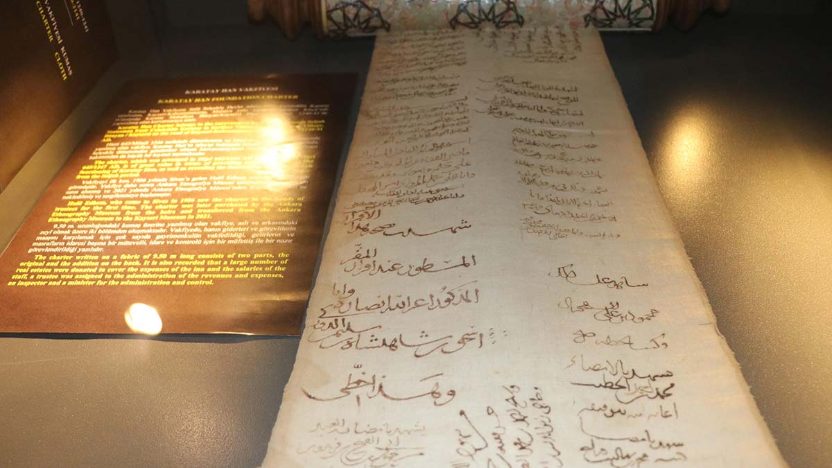 " 9,5 metre uzunluğundaki vakfiye için özel alan oluşturduk ve sergiye açtık. Vakfiye ön ve arka bölümden oluşuyor"