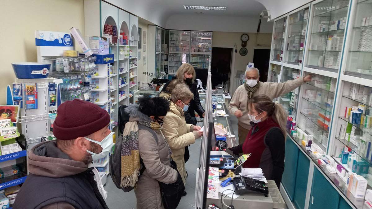 Günlük alışverişlerini kentte yapan turistler, gıda ve giyecek ihtiyaçlarının yanında sağlık harcamalarını da eczanelerden yapmaya başladı