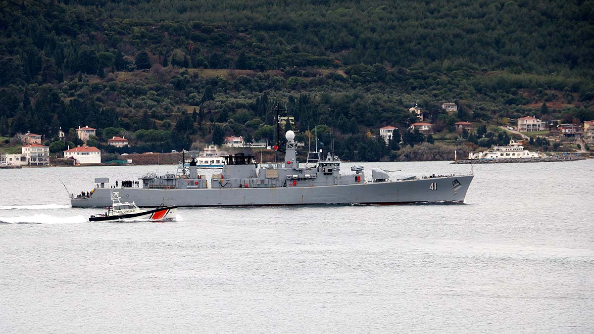 Bulgar savaş gemisine boğaz geçişi sırasında, güvenlik gerekçesiyle Türk Sahil Güvenlik botları eşlik etti