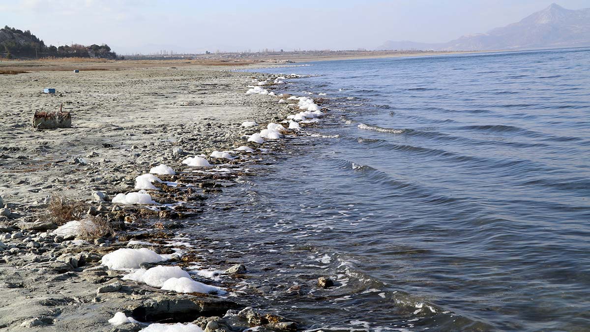 Burdur Gölü sahilinde köpükler görüldü