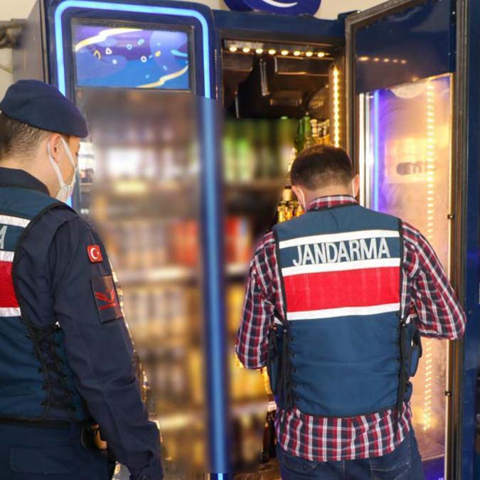 Operasyon kapsamında, 2 bin 840 kişinin UYAP sorgusu yapılırken, çeşitli suçlardan aranan 4 kişi de yakalandı