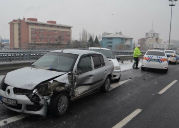 Buzlanan yolda zincirleme kaza: 3 yaralı