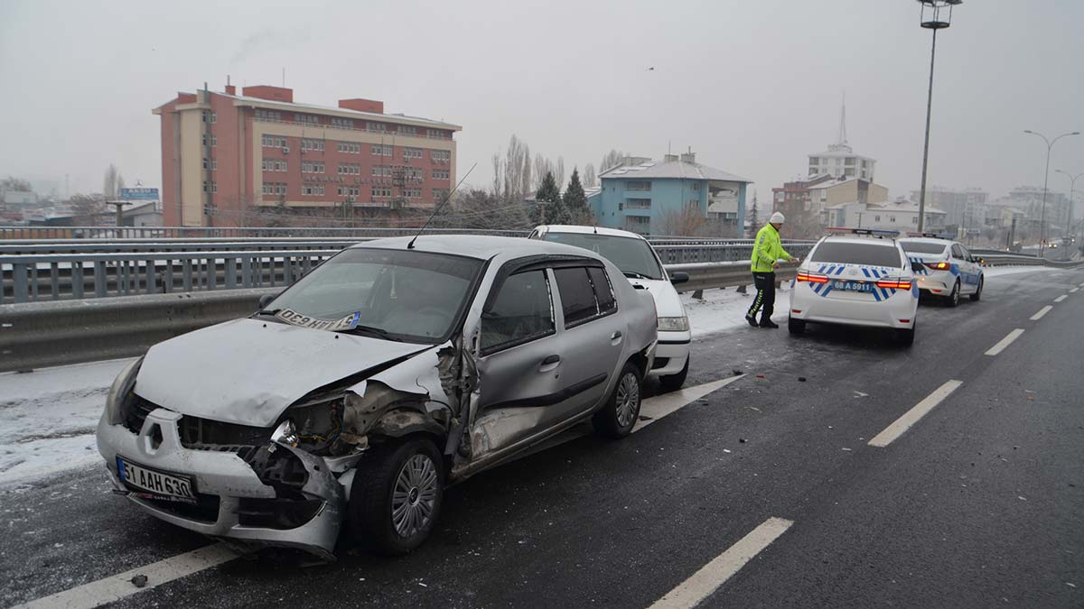 Buzlanan yolda zincirleme kaza: 3 yaralı