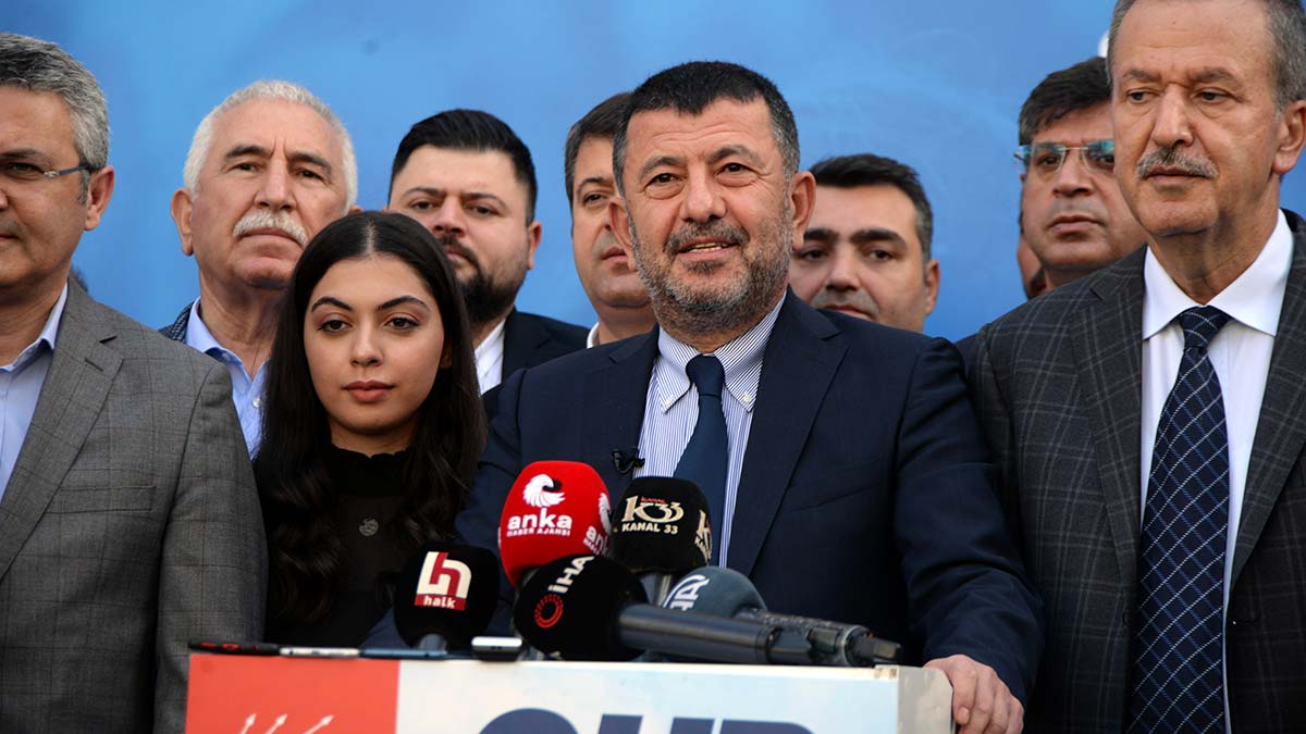 Yarın saat 13.00'te, yıkılan Tevfik Sırrı Gür Stadyumu alanında yapılacak mitinge Mersinlileri davet etti