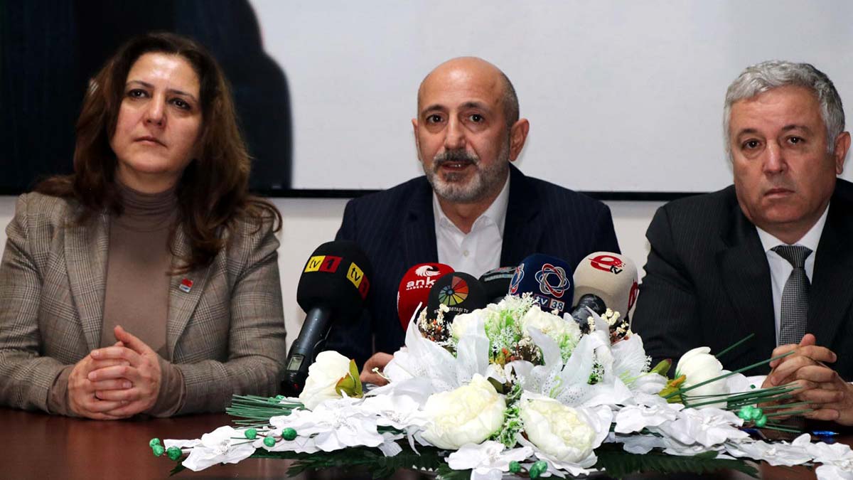 " İş sahipleri işsiz kalıyorlar. Her gün tüm ürünlere zam geliyor."