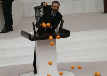 CHP'li vekil TBMM'de bir kasa portakalı kürsüye döktü