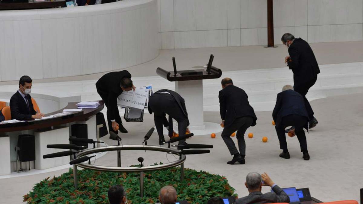 " Ben bu portakallar sayesinde okudum. Üretici zor durumda. Köylüler gübre alamıyor, ilaç alamıyorlar."