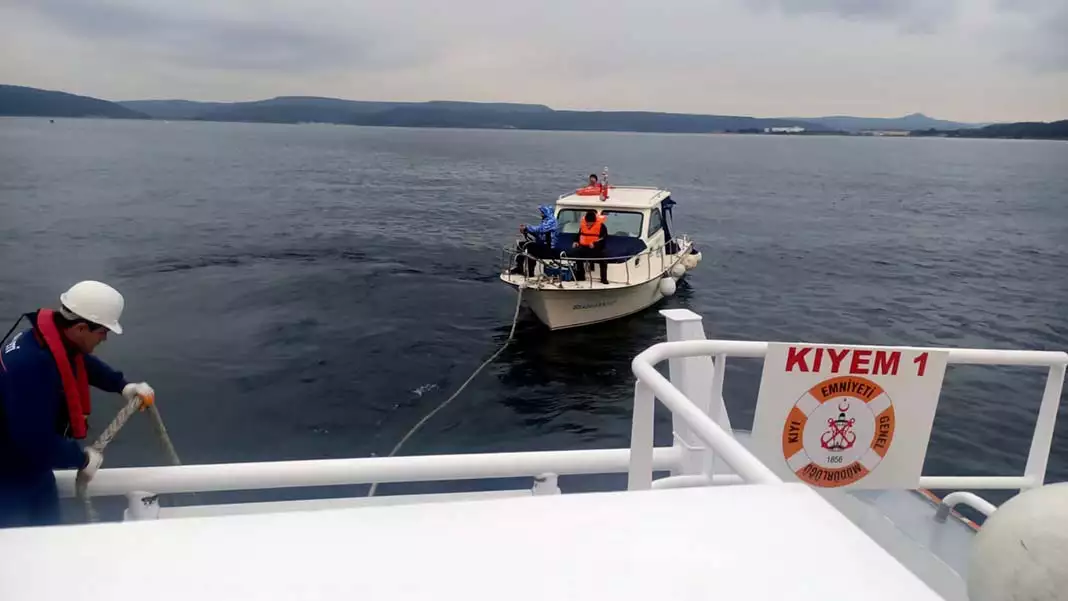 İçinde 3 kişinin bulunduğu 8 metre boyundaki tekne 'kiyem-1' botuna halatla bağlanarak, çanakkale marina'ya çekildi