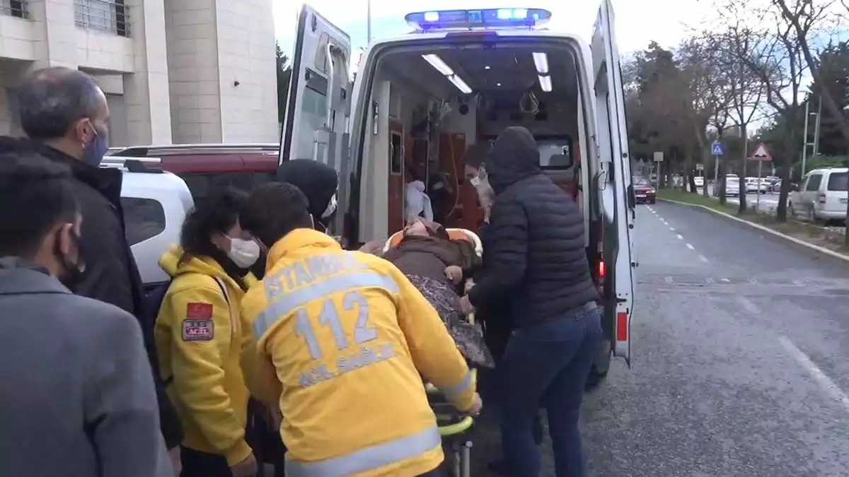 Osman gül'ün annesi, gelen sağlık ekipleri tarafından ambulansla hastaneye kaldırıldı.