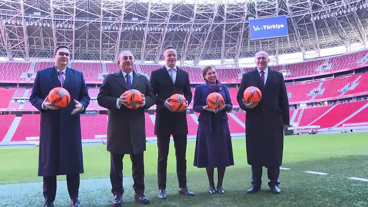 Çavuşoğlu mevkidaşları ile futbol oynadı