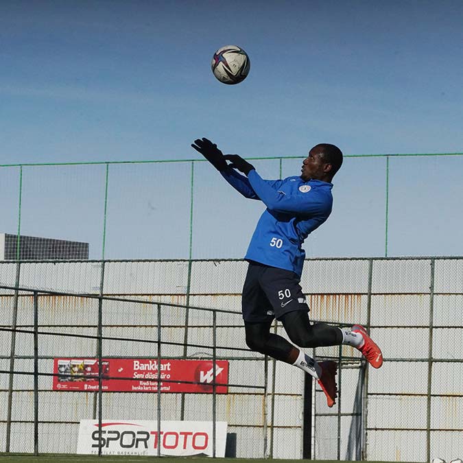 Kondisyon çalışması ve dar alanda top kapmaca ile devam eden antrenman çift kale maç ile son buldu