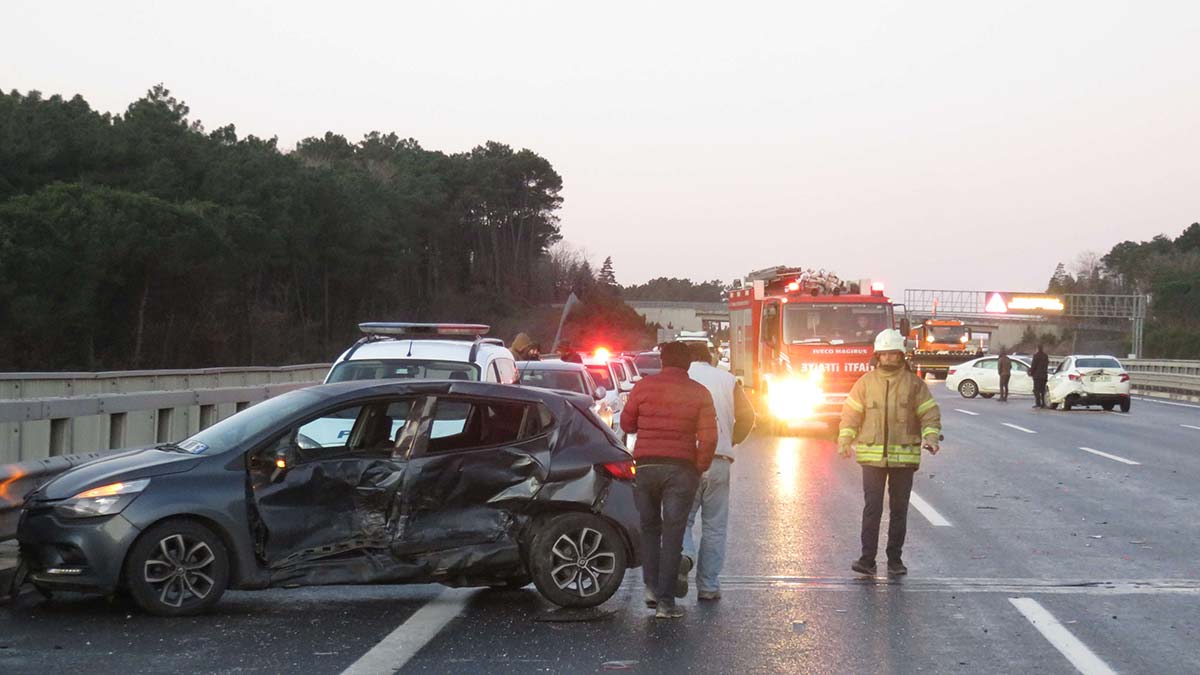 Çekmeköy'de buzlanma nedeniyle zincirleme kaza
