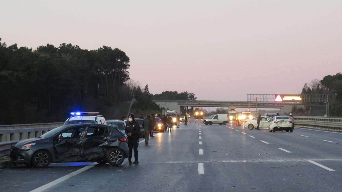 Kaza nedeniyle bir şerit trafiğe kapanırken, diğer şeritlerden kontrollü olarak araç geçişleri sağlanıyor.