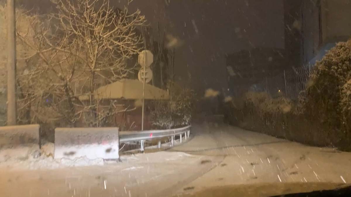 Çekmeköy'de kar yağışı başladı_