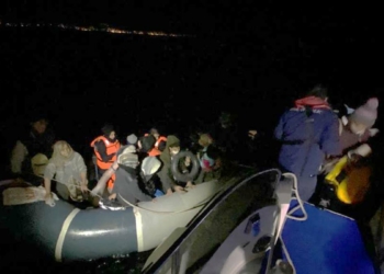 Çeşme ve Dikili açıklarında 92 göçmen kurtarıldı