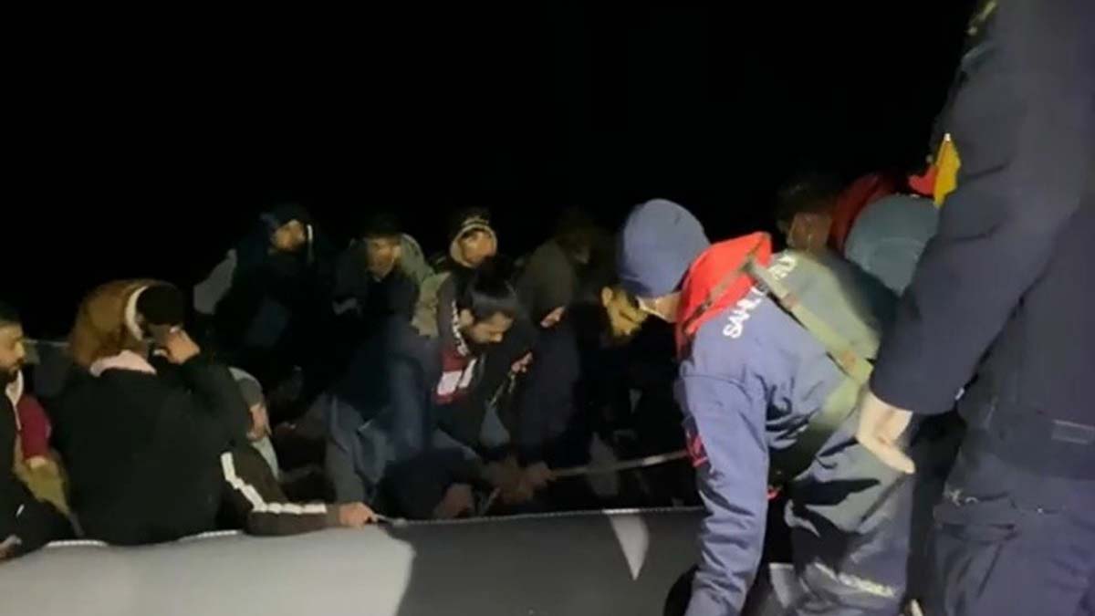 Kıyıya çıkartılan toplam da 92 göçmen, işlemlerinin ardından İl Göç İdaresine Müdürlüğü'ne gönderildi