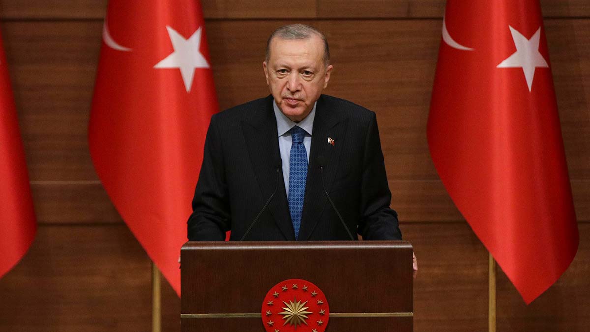 " Öyle ki dünyada internet içeriğini kimlerin yönettiği, kimlerin elinde atom bombası olduğundan çok daha önemli hale gelmiştir."