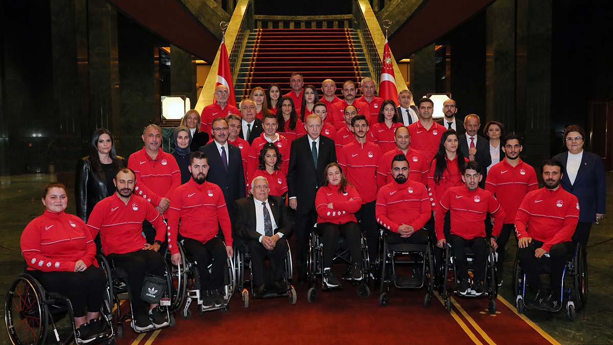 Cumhurbaşkanı madalya kazanan millileri kabul etti