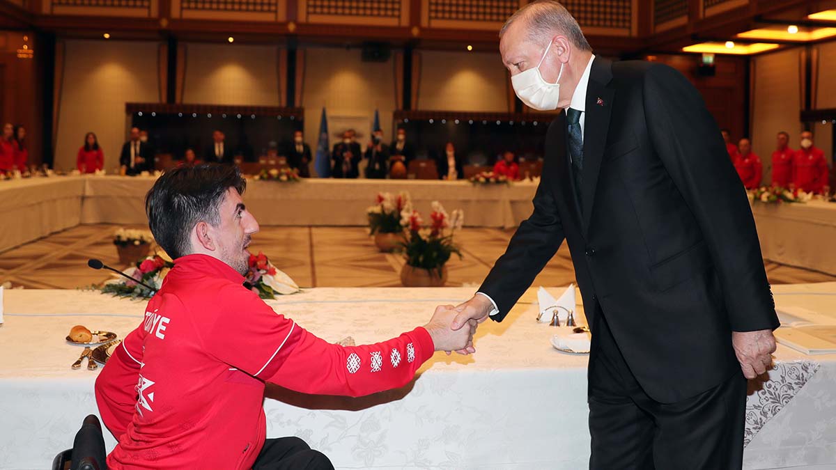 " Paralimpik Oyunlarında 2 altın, 4 gümüş, 9 bronz olmak üzere toplamda 15 madalyaya ulaşarak milletimizi gururlandırdınız"
