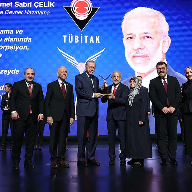 " Gençlerimizi temel bilimlere yönlendirmek üzere her yıl 2 bin 300 lisans öğrencisine başarı bursu veriyoruz"