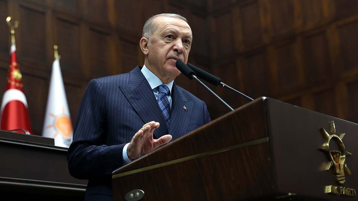 " Bunlar işte böyle. Dün başka söyler, bugün başka söyler, yarın daha başka söyleyecek."