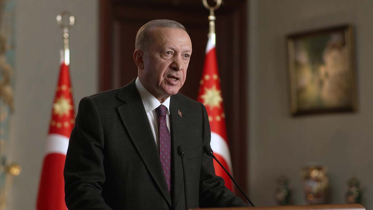 " Hangi kökene, ten rengine, kavme, kültüre, mezhebe, meşrebe mensup olursa olsun tüm Müslümanlar kardeştir"