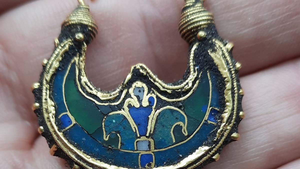 "Bizans imparatoru tarafından korumasındaki bir Viking'e şahsen bağışlandı. Takı Bizans veya Mısır kökenlidir"