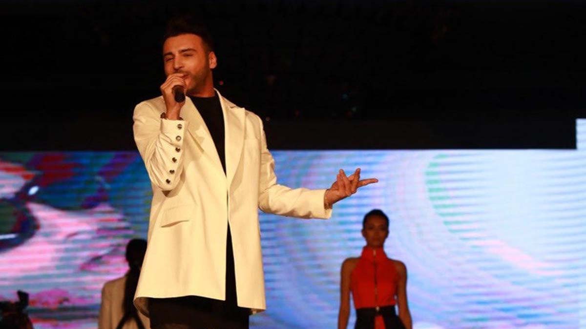 Emre Kaya, podyum performansının ardından unutulmaz bir müzik ziyafeti de çekti