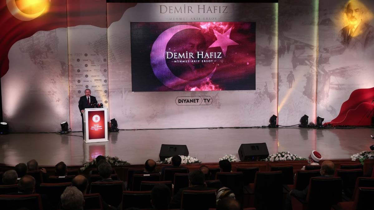 " Akif de ana dilinin dışında, Arapça, Farsça ve Fransızca’yı, bu dillerde yazılan şiirleri şerh edebilecek düzeyde biliyordu"