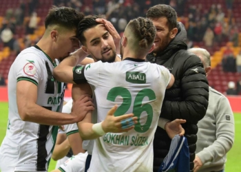 Denizlispor'un kalecisini antrenörü ikna etti