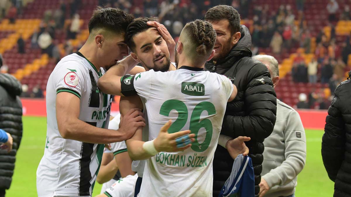 Denizlispor'un kalecisini antrenörü ikna etti