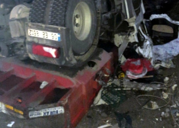 Dere yatağına devrilen TIR'ın sürücüsü öldü