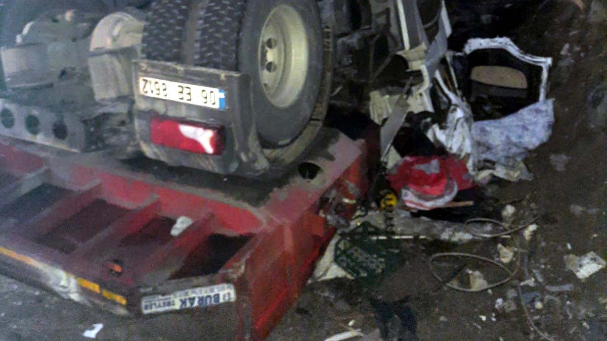 Dere yatağına devrilen TIR'ın sürücüsü öldü