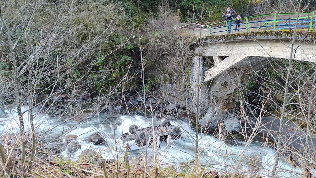 Dereye uçan kamyonetteki 1 kişi yaşamını yitirdi
