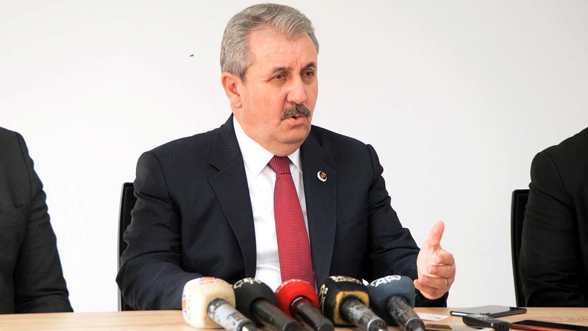 " Bir oy barajı getirilmiş. Aynı seçim barajı gibi. Sadece 5 parti alıyor. Dolayısıyla da burada bir hakça dağıtım yok"