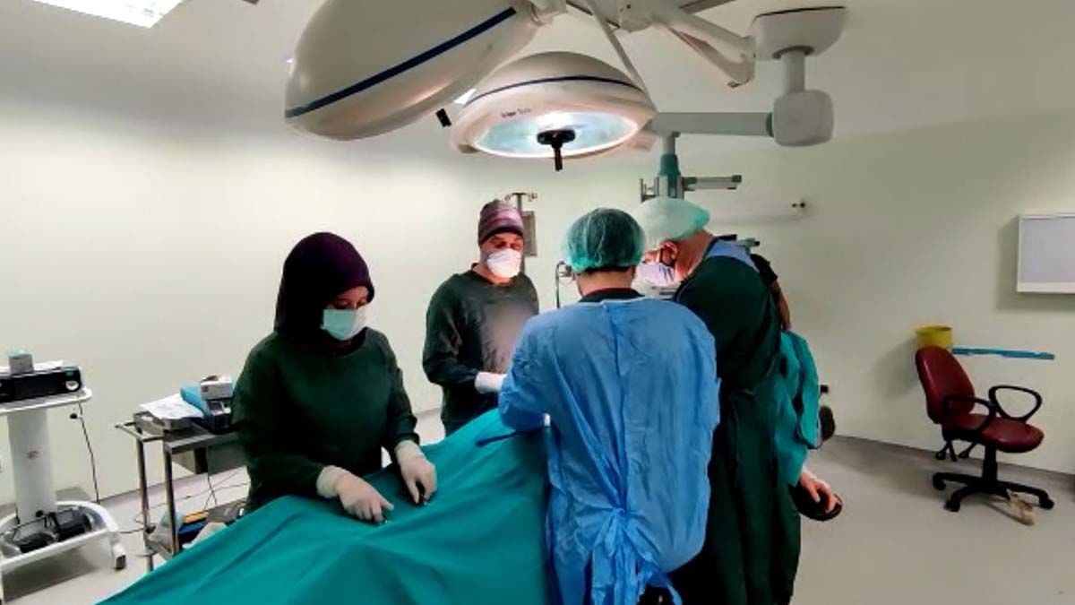 " Gelen hastalarımıza, tanı koyduğumuz hastalara endikasyon olduğu sürece bu işlemlerimizi, ameliyatlarımızı ücretsiz bir şekilde yapıyoruz."