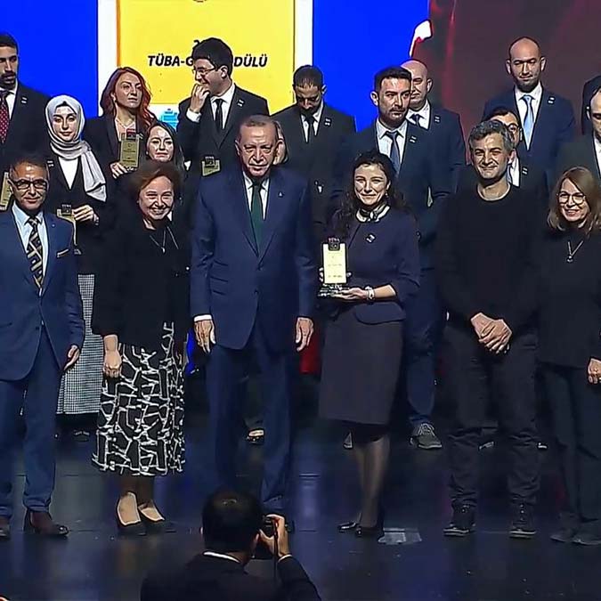 " Bu çalışmalarının en ilgi çekici yönü aptamerin sadece hedefleme yapmak için değil aynı zamanda moleküler kapı olarak kullanılmış olmasıdır."