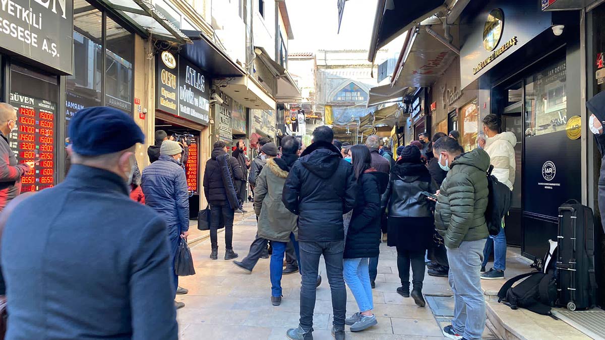 "Şimdi 15 lira, daha da düşmesini bekliyoruz. Bu düşüş bizi sevindirdi ama bazı kişileri de üzdü"