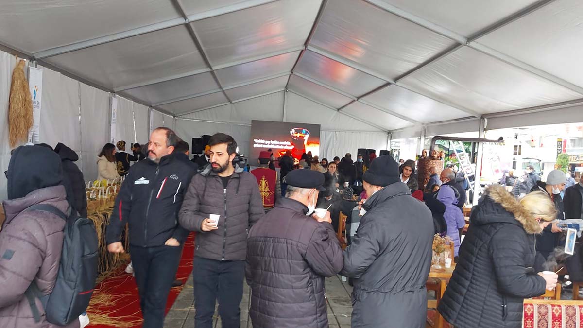 Dünya Çay Günü'nde vatandaşlara 73 çeşit çay