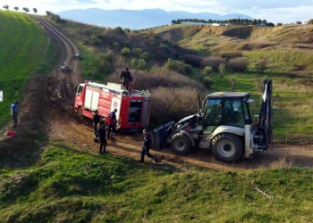 Düveyi kurtarmaya giden AKS aracı çamura saplandı