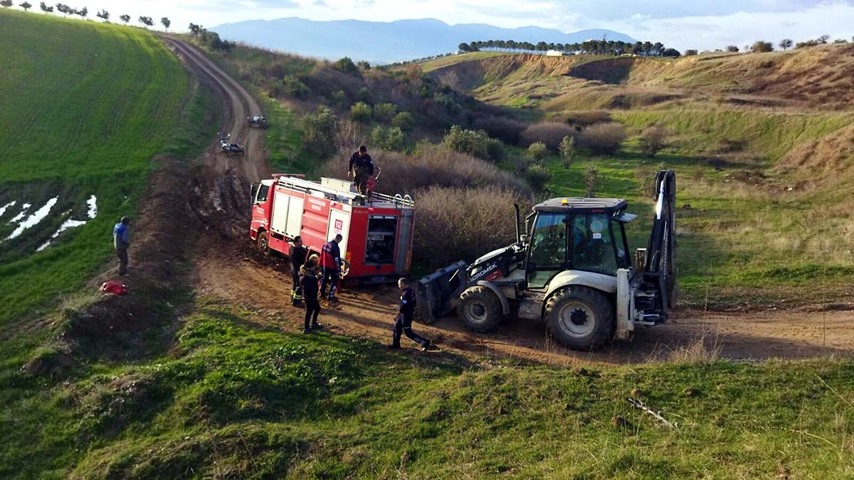 Düveyi kurtarmaya giden AKS aracı çamura saplandı