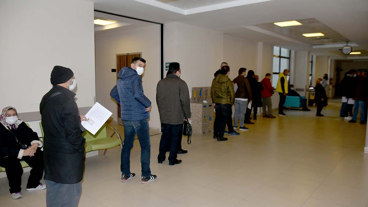 " Halkımızla görüşerek kendi isteğimizle kapanmaya gittik. Zaruri ihtiyaçlar haricinde dışarıya çıkılmasını yasakladık. Bunu Kaymakam Bey ile de istişare ettik o da uygun gördü sağ olsun"