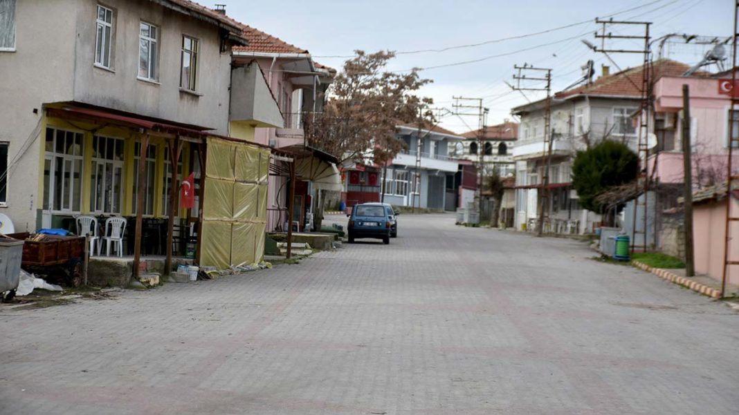 Edirne'de köyler kendi karantinasını uyguluyor