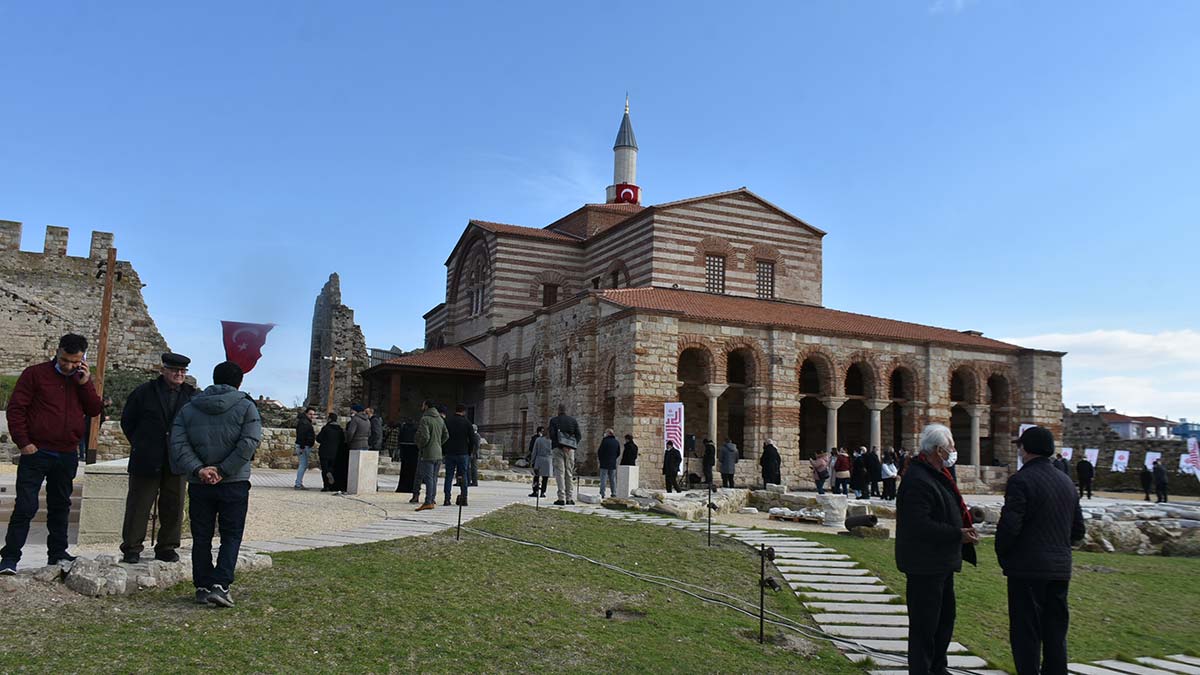 " Bugün burada, bu güzel kubbenin altında, hep birlikte toplandık ve geçen yıl İstanbul Ayasofya Camisi'nin açılışından sonra, bugün de burada Edirne Enez Ayasofya Camisi'nin açılışında bir aradayız"