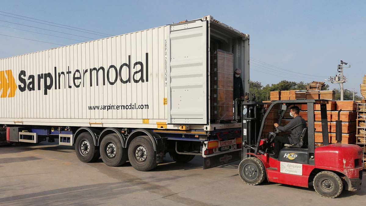 " Türk arıcıları olarak ülkemizin ekonomisinin gelişmesi için üzerimize düşeni yapıyoruz. Canla başla çalışıyoruz"