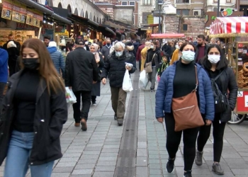 Eminönü'nde yılbaşı alışverişi hareketliliği başladı