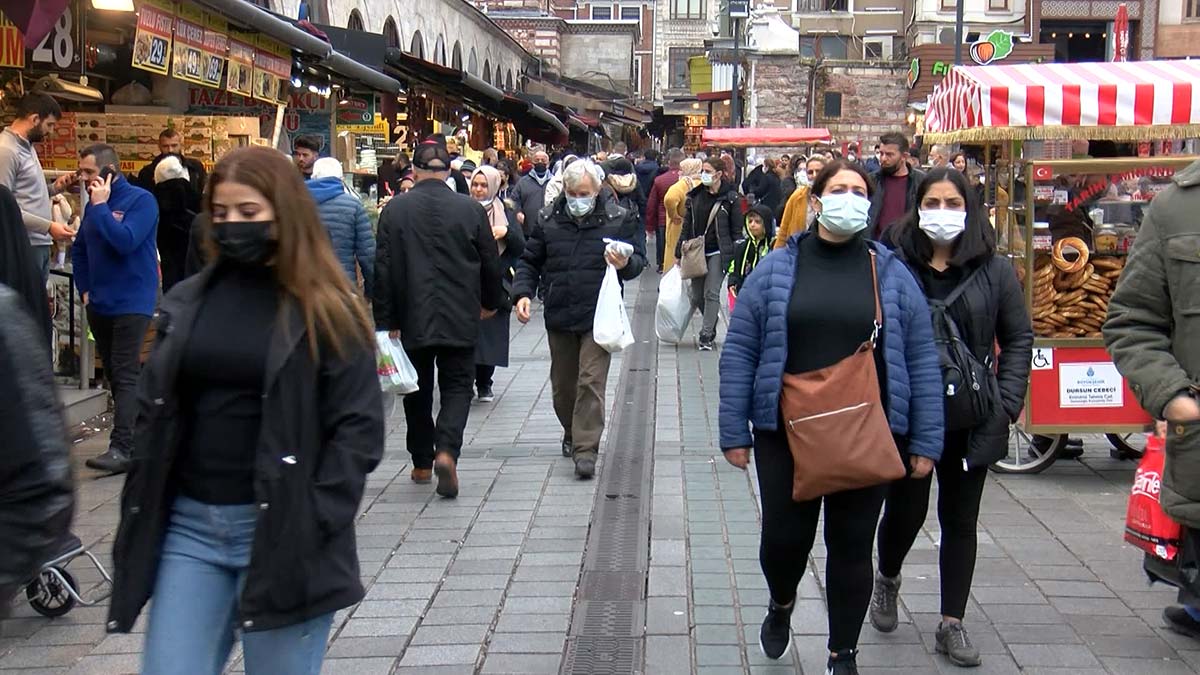 Eminönü'nde yılbaşı alışverişi hareketliliği başladı