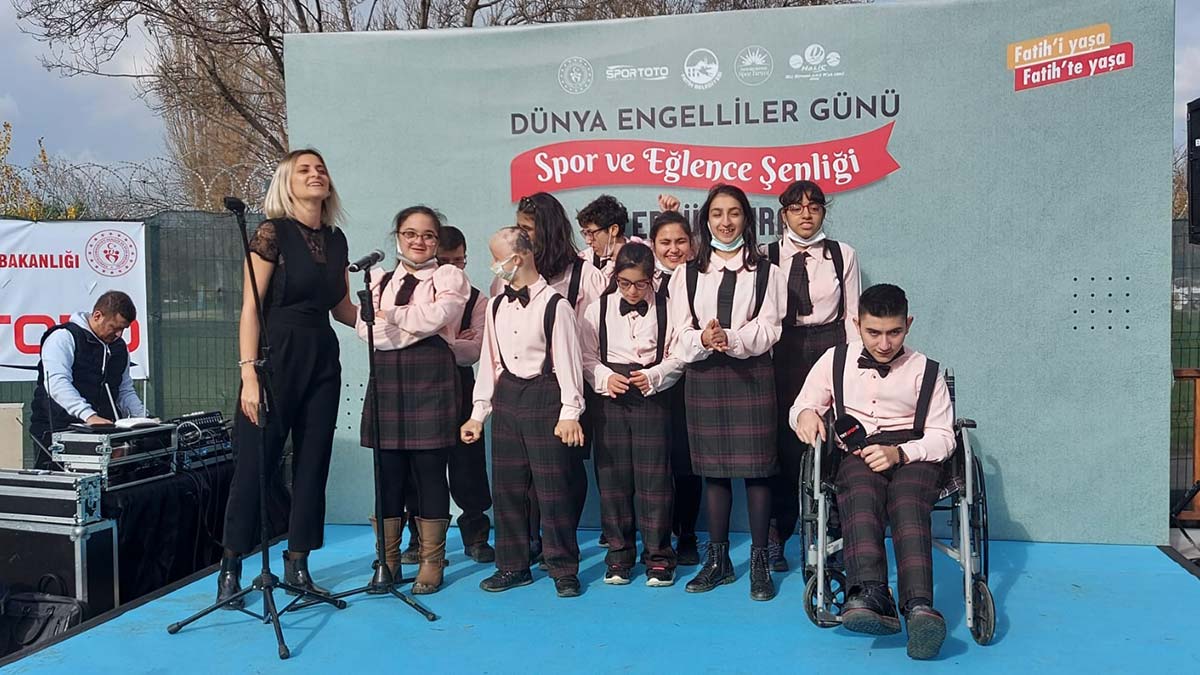 " Özel durumlu insanlar bizden biraz farklılar. Öncelik verildiğinde çok güzel işlere imza atabiliyorlar"