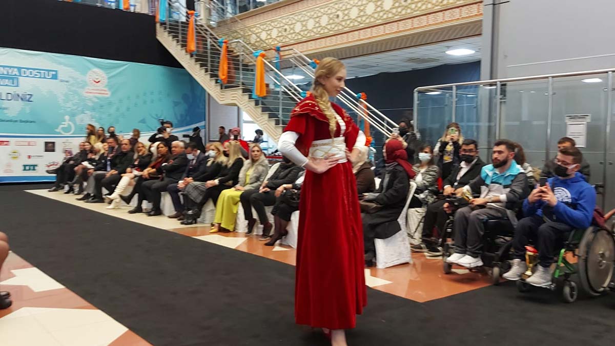 Engelsiz Dünya Dostu Moda Defilesi düzenlendi