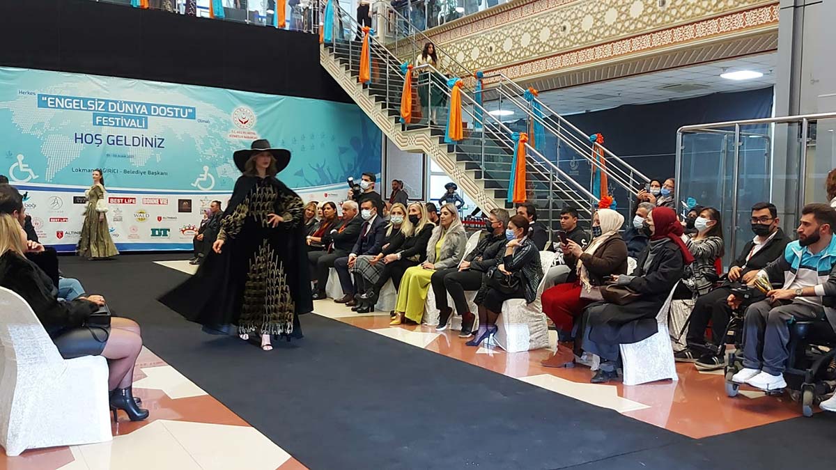 Etkinlikte, birbirinden ünlü mankenler, engelli kursiyerlerin tasarlayıp ürettiği tişörtleri giyerek kursiyerlerle birlikte defile gerçekleştirdi